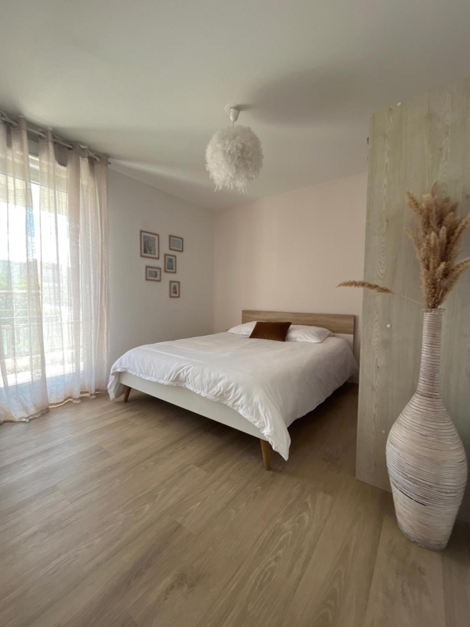 Appartement 2 Chambres Dans Residence Avec Piscine Et Parking La Ciotat Exterior foto