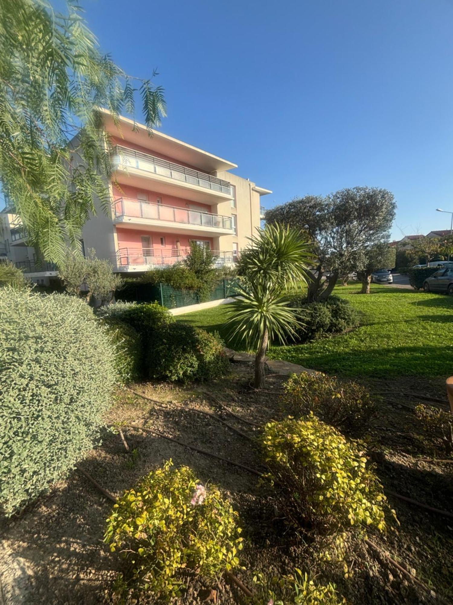 Appartement 2 Chambres Dans Residence Avec Piscine Et Parking La Ciotat Exterior foto